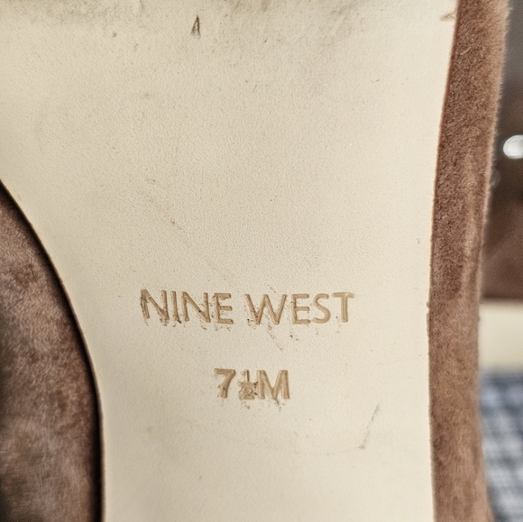 Nine West tan suede heeled ankle booty. Woman's size 7.5. - Picture 9 of 12